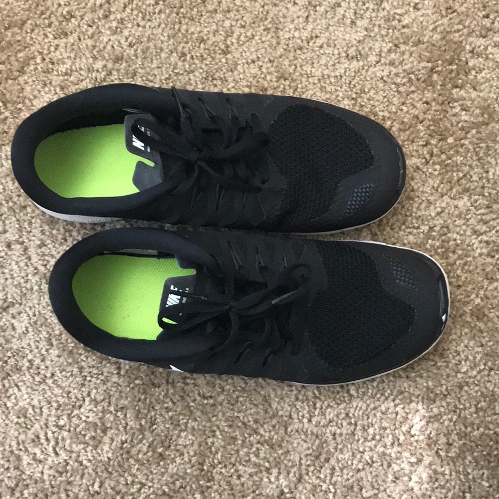 Black and white nike shoe for boys, size 7